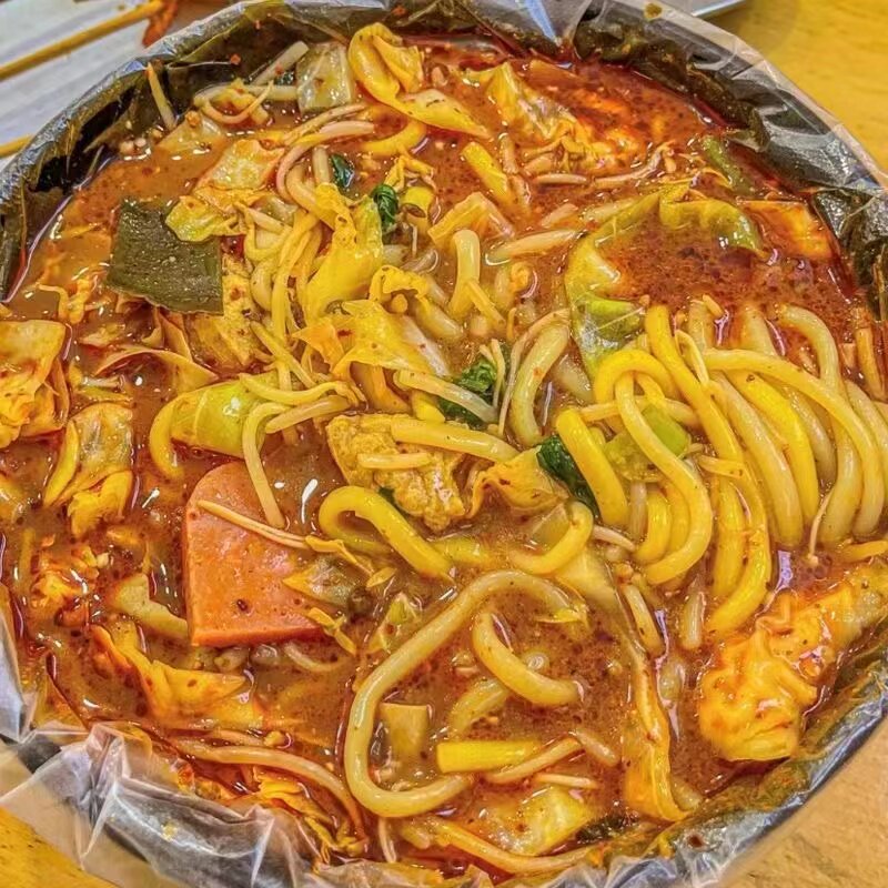 在南京这座充满烟火气的城市里，提起“麻辣烫”，不得不提的就是栖霞区的那些小摊小贩了。